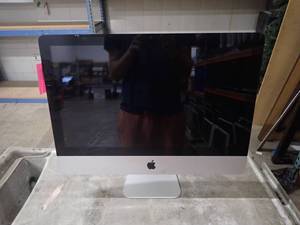 Apple&nbspiMac 11,2 A1311 All-In-One PC &nbspINTEL(R) CORE(TM) I3 CPU 540  3.07GHZ  8GB DDR3 RAM  500GB HD  Small Chip on Top Edge  Includes IOS and Power Cable