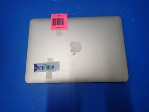 Apple&nbspMacBookPro11,1 A1502 MGX72LLA &nbspINTEL(R) CORE(TM) I5-4278U CPU  2.60GHZ  8GB DDR3 RAM  251GB SSD  13.0 screen w 1920 x 1080 resolution  Includes IOS  No charger