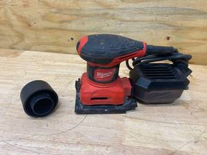 lot 28 image: MILWAUKEE 3 Amp 14 Sheet Corded Palm Sander