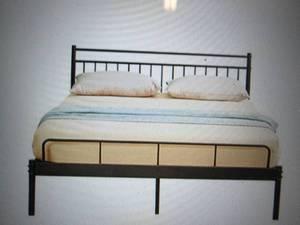 lot 5 image: Luna Metal Platform Bed Frame - Que...