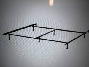 lot 10 image: Hillsdale Furniture Bed Frame - Kin...