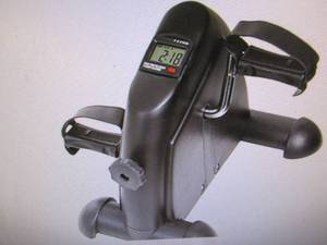 lot 92 image: Wakeman Fitness Mini Pedal Recumben...