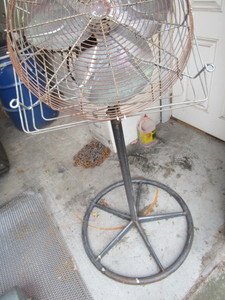 lot 2 image: Floor Fan