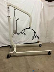MSRP $1900 Top Of The Line In High Quality Hoyer Haudraulic Patient Lifts with Sling On Wheels - 400lb Capacity 6 Point Cradle Many Uses For This Powerful Lift - Mechanics, Veterinary Clinics, Etc. Great Condition