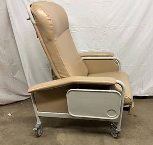 MSRP $2200 WINCO PUSH BAR MOBILE Resident Patient Nocturnal Elite Care Recliner Features LiquiCell� Upholstery (Prevents Bed Sores) &amp Side Tables Clinical Care Medical IV MEDS Administration Dialysis Recliner - Like New Condition