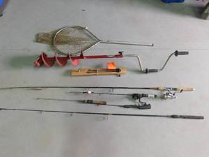 2 fishing rods with 1 reel, 3 ice fishing rods w 1 reel, ice auger,tip up and net
