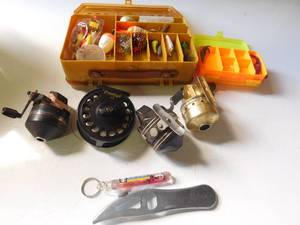 2 Tackle boxes, 4 fishing reels and scaler