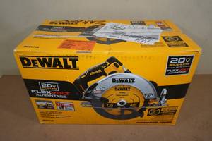 lot 19 image: DeWalt DCS573B 7-14 20V FlexVolt Cordless Circular Saw