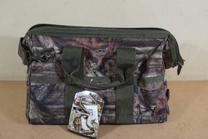 lot 24 image: Gatemouth 16 Camo Tote - Zipper Broken