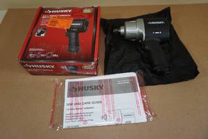 lot 25 image: Husky 12 Air Impact Wrench - 800 Ft Lbs