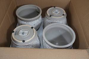 lot 87 image: NEW Southern Patio 7 Farrah Ceramic Planter in Gray - 4 Pack