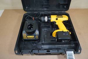 lot 147 image: DeWalt 38 12V Cordless Drill