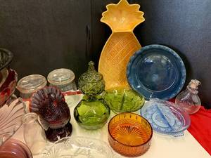 lot 31 image: California Pottery and other Colorful Serve ware