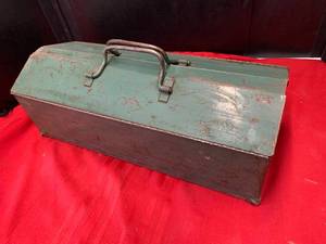 lot 44 image: Vintage Tool Box
