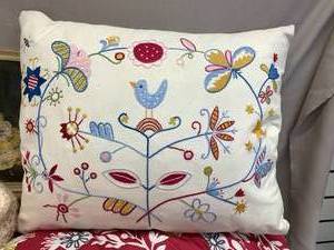 lot 76 image: Fun Feminine Decor