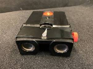 lot 115 image: BAKELITE STEREO REALIST Red Button 1947 3D VIEWER