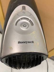 lot 215 image: Honeywell Floor Fan