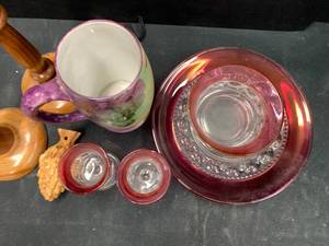lot 265 image: Colorful and Vintage Decor