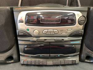 lot 266 image: Koss Boom Box with Detachable Speakers