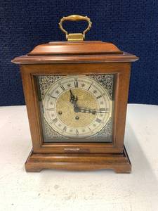lot 310 image: Vintage Howard Miller 050-020 Three-Way Chime Westminster Mantle Clock w Key