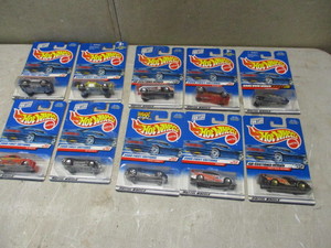 lot 32 image: 10 New in Box Hot Wheels