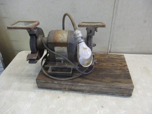 lot 73 image: Table Grinder