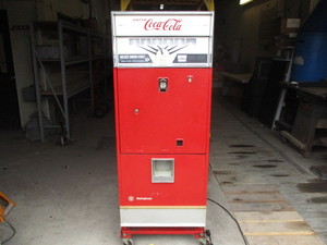lot 88 image: Vintage Coke Machine