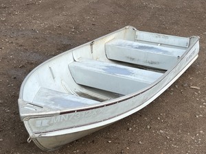 lot 1 image: Alumacraft T-12S Aluminum Fishing Boat