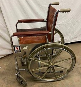 EVEREST AND JENNINGS TRAVELER COLLAPSIBLE WHEELCHAIR 17 SEAT WIDTH