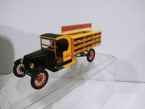 lot 4 image: Collectible Delicious Refreshing Coca Cola Truck