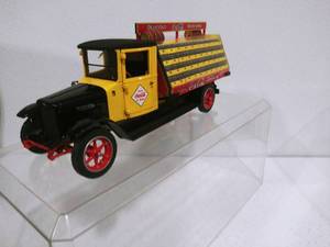 lot 5 image: Collectible Delicious Refreshing Coca Cola Truck