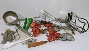 lot 17 image: Assorted Kitchen Utensils