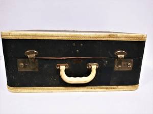 lot 30 image: Loyal New York Suitcase