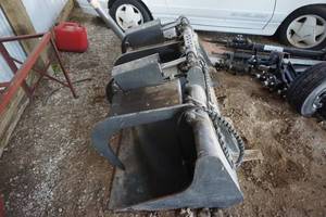 lot 6 image: Thomas Equipment Universal Mount Skid Loader Skid Steer 73 Heavy Duty Solid Bottom Hydraulic Grapple Bucket