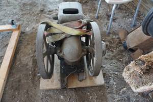 lot 27 image: Vintage Hit N Miss Internal Combustion Motor