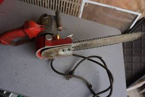 lot 100 image: Electric Chain Saw With 16 Cutting Bar