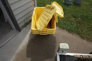 lot 151 image: 3 - Plastic Storage Totes With Lids