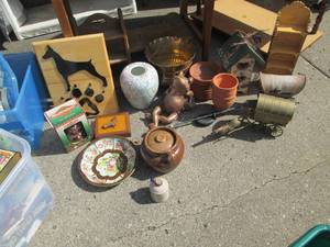 lot 173 image: Lot of collectible and home decor i...