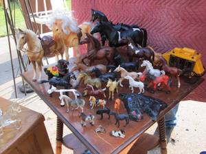 lot 192 image: Lot of collectible horses...