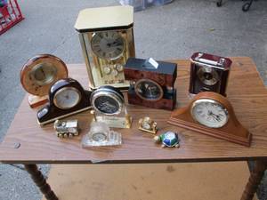 lot 204 image: Large lot of clocks - vintage and c...
