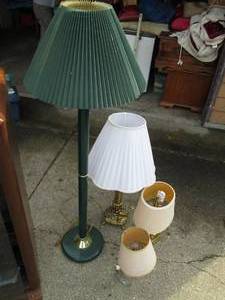 lot 32 image: lot of lamps...