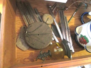lot 45 image: Wind chimes and other decor...