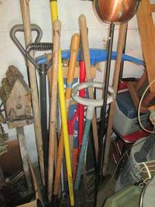 lot 92 image: Lot of shovels and rakes...