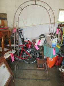 lot 124 image: Metal garden arch 3 feet wide...