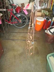 lot 125 image: Metal bird theme garden decor...