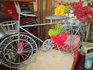 lot 139 image: Metal bicycle decor 44 end to end...