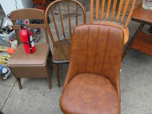 lot 275 image: 4 Chairs wood metal and vinyl plus ...