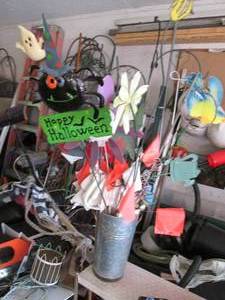 lot 153 image: Lot of garden decor...