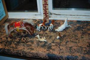 lot 438 image: Collectible horse figures