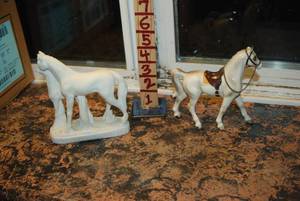 lot 441 image: Collectible horse figures